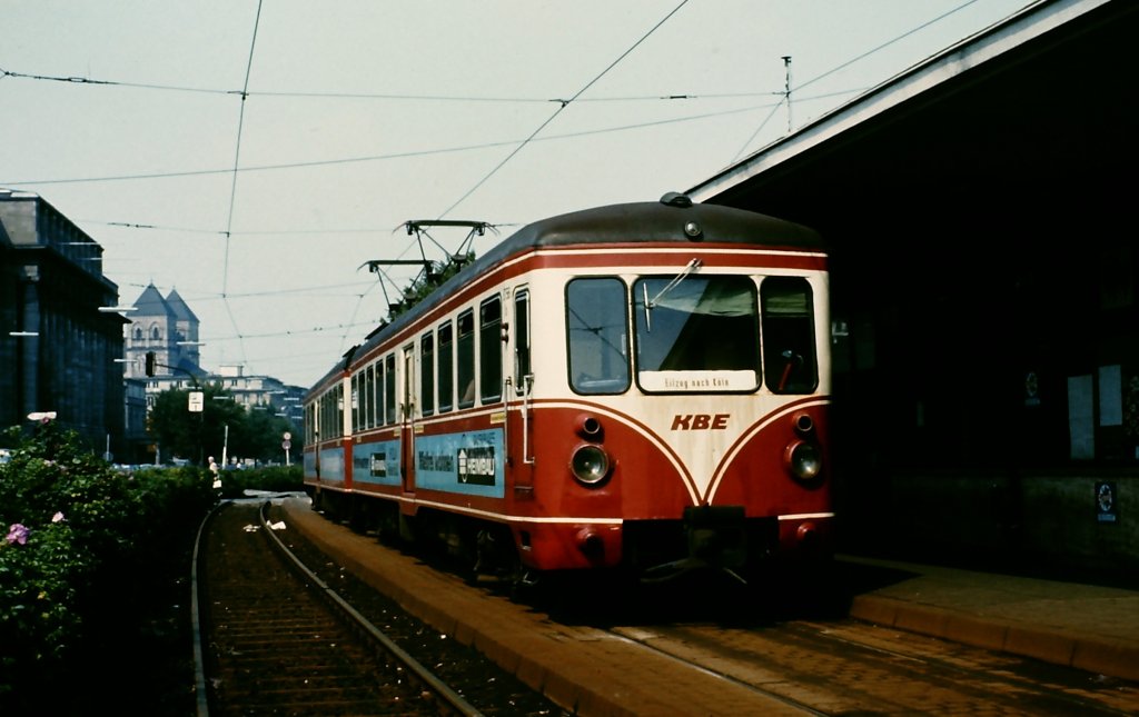 ET 55 der KBE als Eilzug nach Kln Ende der 1970er Jahre. (Die Aufnahme erfolgte vom Fugngerberweg aus am 27. Mai 1978.)