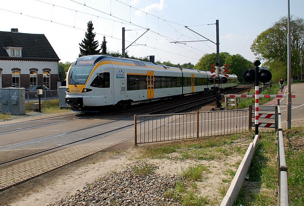 Et 7.02 der Eurobahn als RE13 aus Venlo in Richtung Kaldenkirchen unterwegs
am 22.4.2011 entstand dieses Foto noch auf niederlndischem Boden......Schwanenhaus ist aber nicht mehr weit.