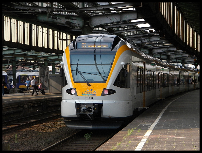 ET 7.11 mit einer leichten Delle in Duisburg Hbf