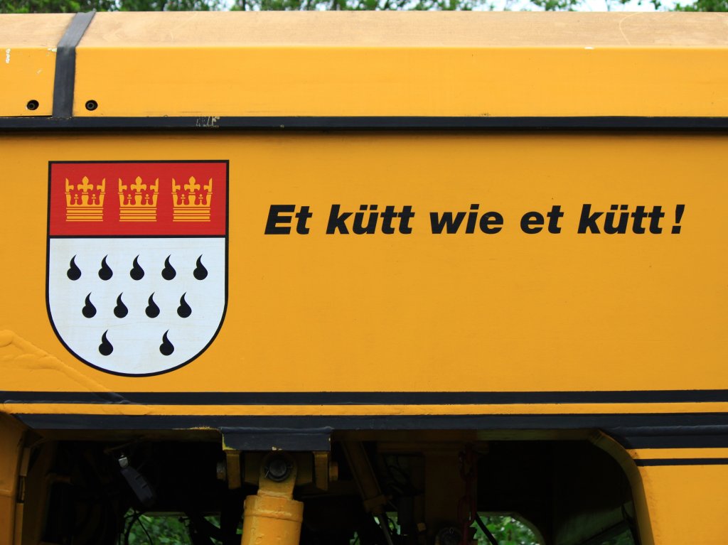 Et ktt wie et ktt! (Es kommt wie es kommt) Nicht aufregen, man kann sowieso nichts ndern. Diese Klsche Lebensweisheit und das Klner Stadtwappen sind am 11.05.2012 in Aachen West auf einer Unimat 4S der Firma Klngleis zu sehen.
