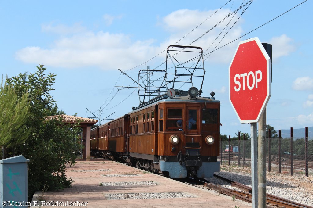 ET1 der Ferrocarril de Sller am 5.7.2012 mit dem  Tren de Sller  bei Caubet( Mallorca ).