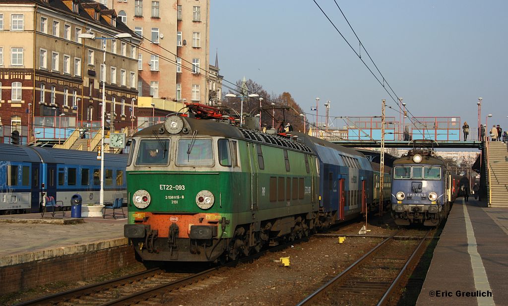 ET22 093 mit einem Nahverkehrszug und EP07 243 mit einem IC in Szczecin Glowny am 05.10.2011.