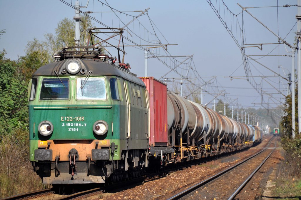 ET22 1016 bei Katowice-Podlesie in Richtung Tychy (12.10.2012)