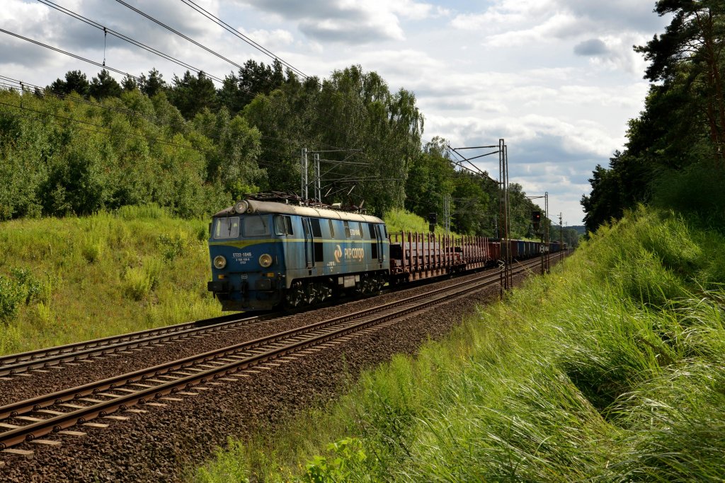 ET22-1046 mit einem Gterzug am 20.07.2012 bei Slubice.