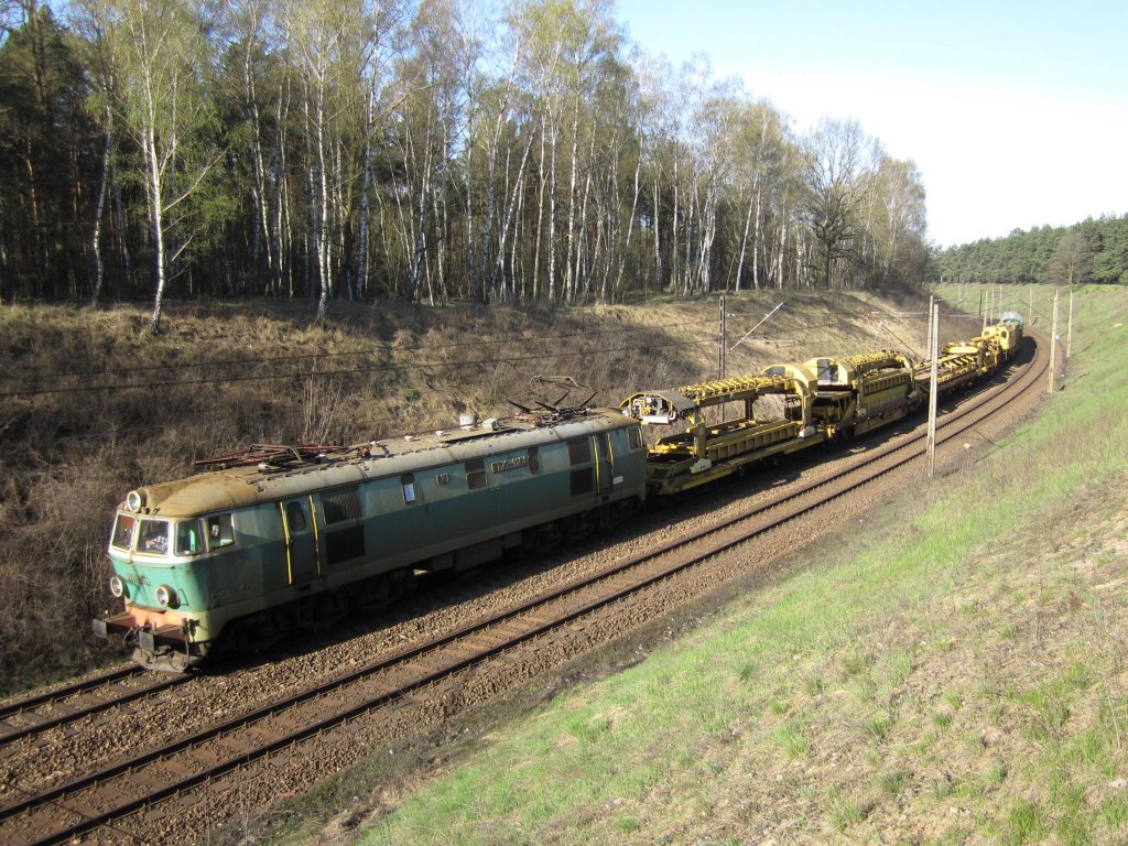 ET22-1100 fhrt mit einem Gleisbauzug frh morgen am 20.04.2010 zwischen Bydgoszcz Wschd und Bydgoszcz Emilianowo in Richtung Inowrocław.