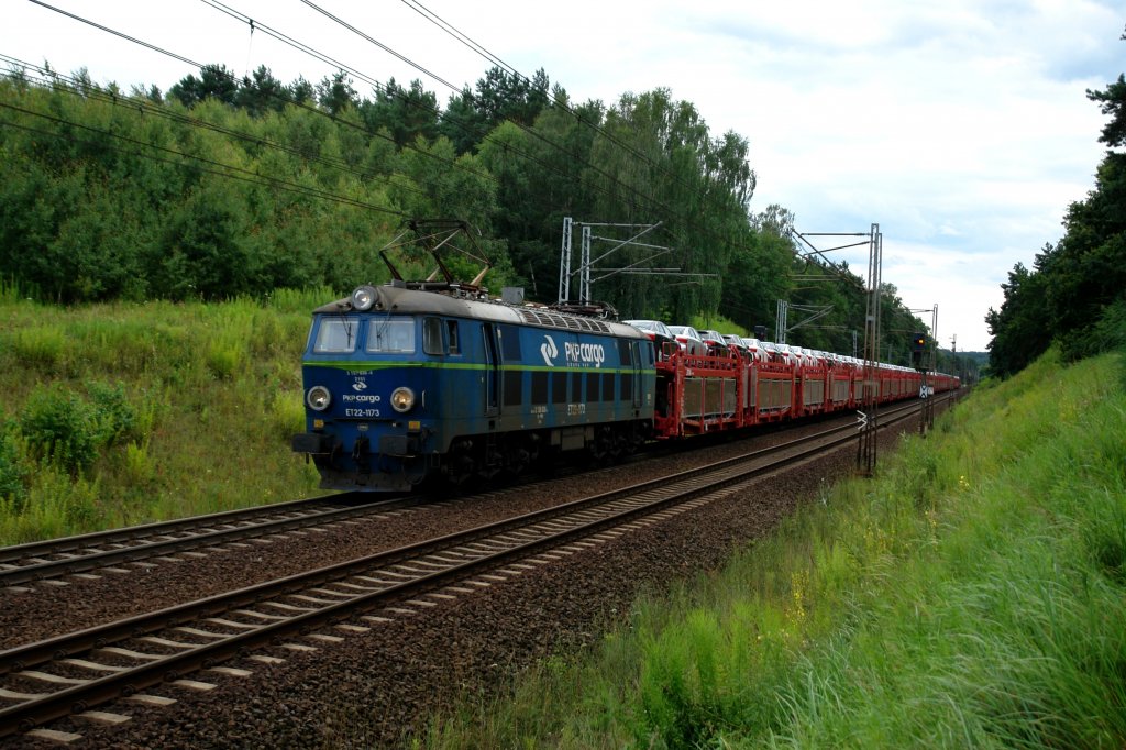 ET22-1173 mit einem Autozug am 20.07.2012 unterwegs bei Slubice.