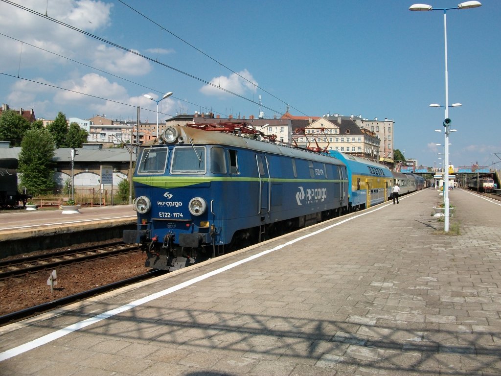 ET22-1174 von PKP Cargo bespannte am 31.Juli 2010 in Szczecin Glowny einen Reisezug.
