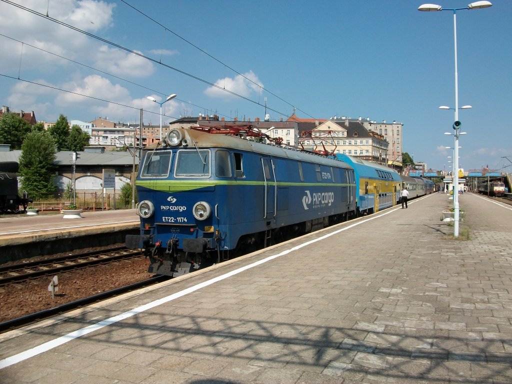 ET22-1174 von PKP Cargo bespannte am 31.Juli 2010 in Szczecin Glowny einen Reisezug.