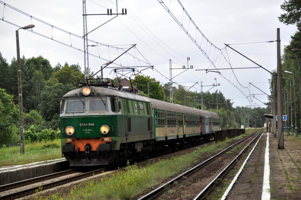 ET22 1176 in Ładzin(Wolin) mit dem IRE  Barbakan  aus Katowice nach Świnoujście (10.08.2012)
