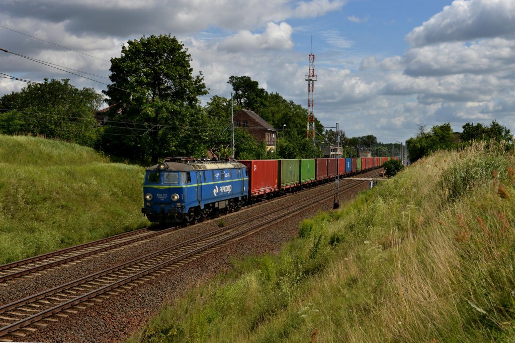 ET22-173 mit einem Containerzug am 20.07.2012 unterwegs bei Kunowice.