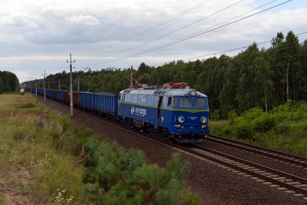 ET22-202 mit einem Gterzug am 21.07.2012 unterwegs bei Boczw.