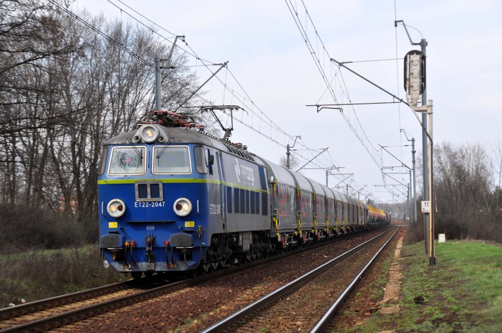 ET22 2047 mit einem Gterzug bei Katowice Podlesie (11.04.2012)