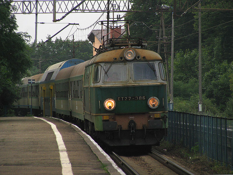 ET22-386 mit iR-86522  Bosman  (Świnoujście - Wrocław Głwny / Warszawa Wschodnia) erreicht Międzyzdroje am 15.08.2010
