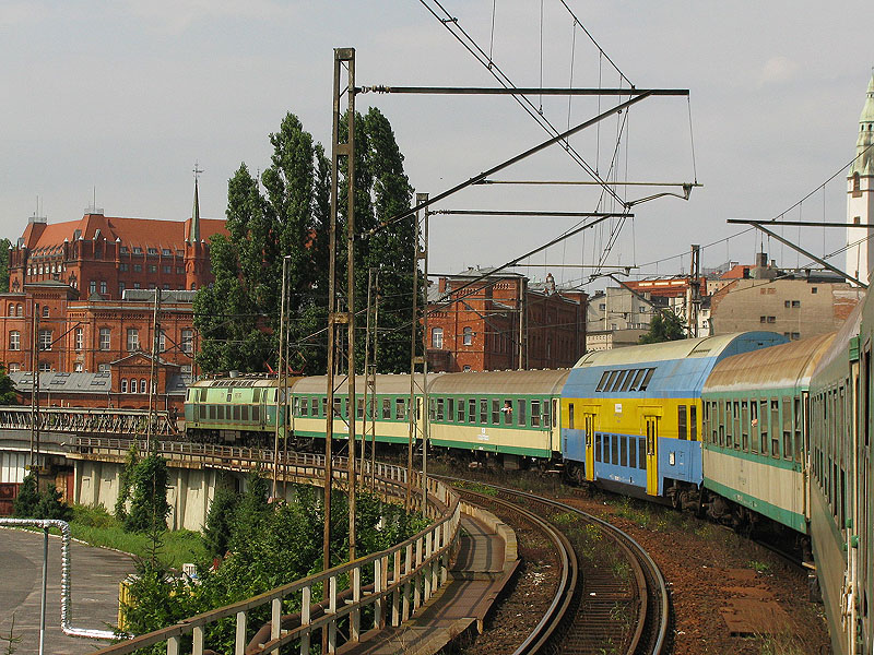 ET22-386 mit iR-86523 (Świnoujście - Warszawa Wschodnia / Wrocław Gł�wny) erreicht am 15.08.2010 den Bahnhof Szczecin Gł�wny.