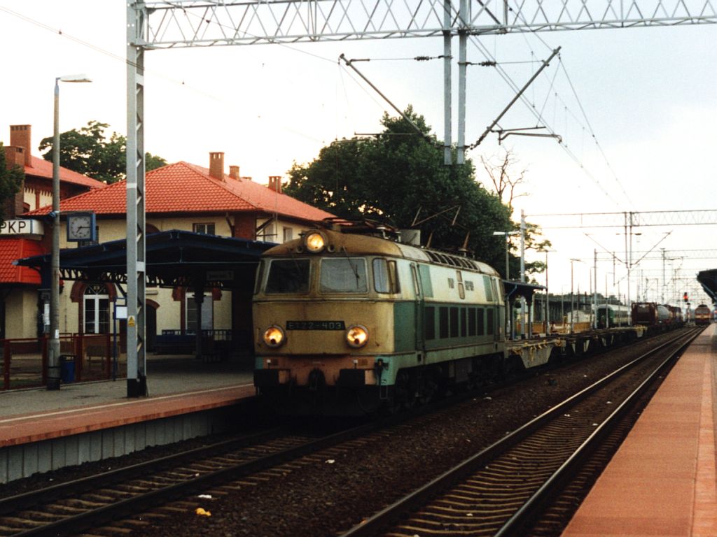 ET22-403 mit einem Gterzug auf Bahnhof Rzepin am 18-7-2005. Bild und scan: Date Jan de Vries.