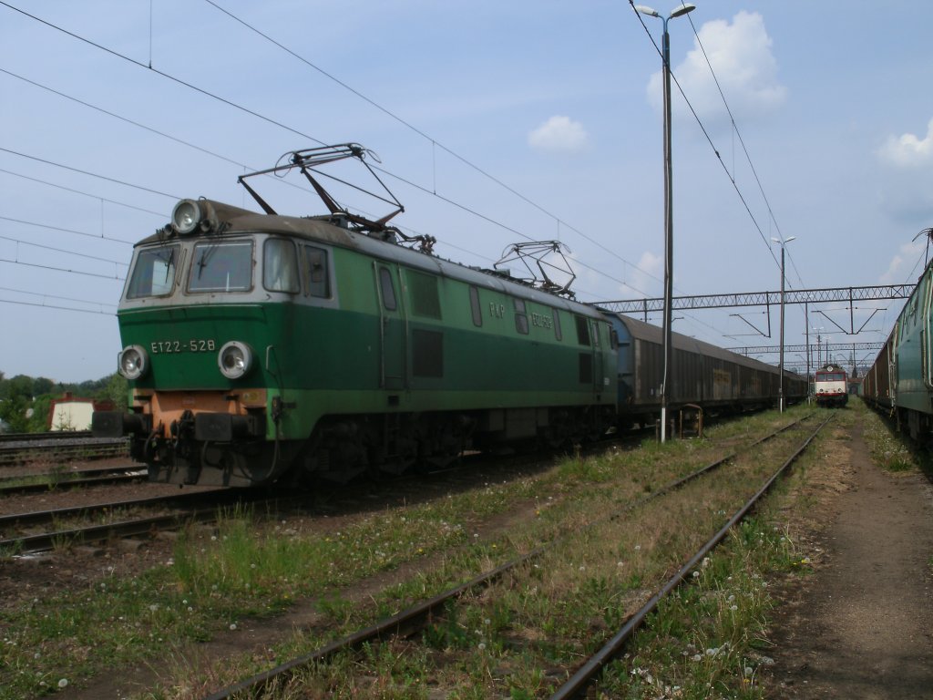 ET22 528 stand mit einem Gterzug,am 14.Mai 2011,im Ausfahrbereich von Szczecin Port Centralny.