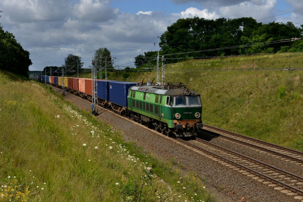 ET22-655 mit einem Containerzug am 20.07.2012 unterwegs bei Kunowice.