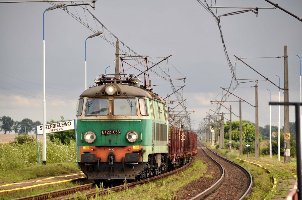 ET22 656 bei der durchfahrt durch Strzebielewo Pyrzyckie (09.08.12)