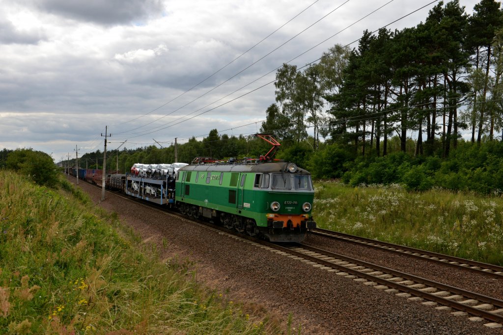 ET22-715 mit einem Gterzug am 21.07.2012 unterwegs bei Boczw.