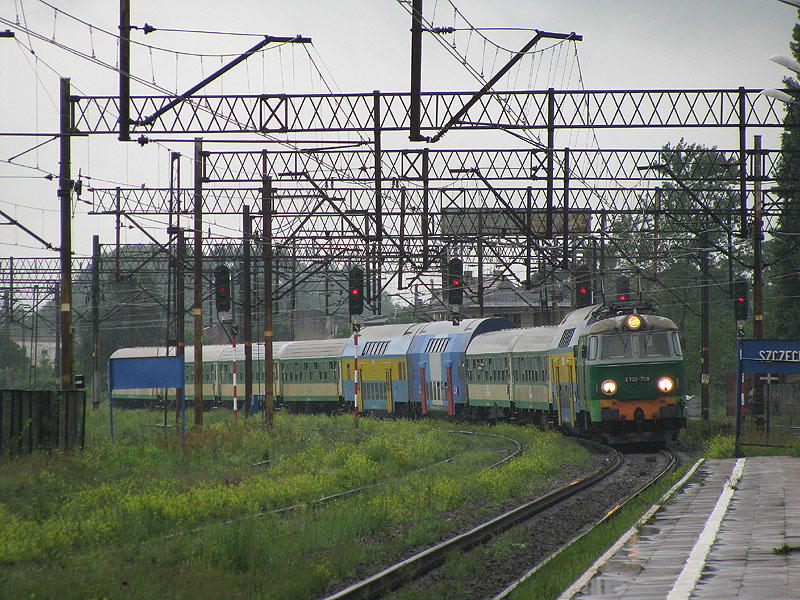 ET22-759 mit iR 68526  Bosman  (Wrocław Głwny/Warszawa Wschodnia - Świnoujście) erreicht den Bahnhof Szczecin Dąbie am 14.08.2010