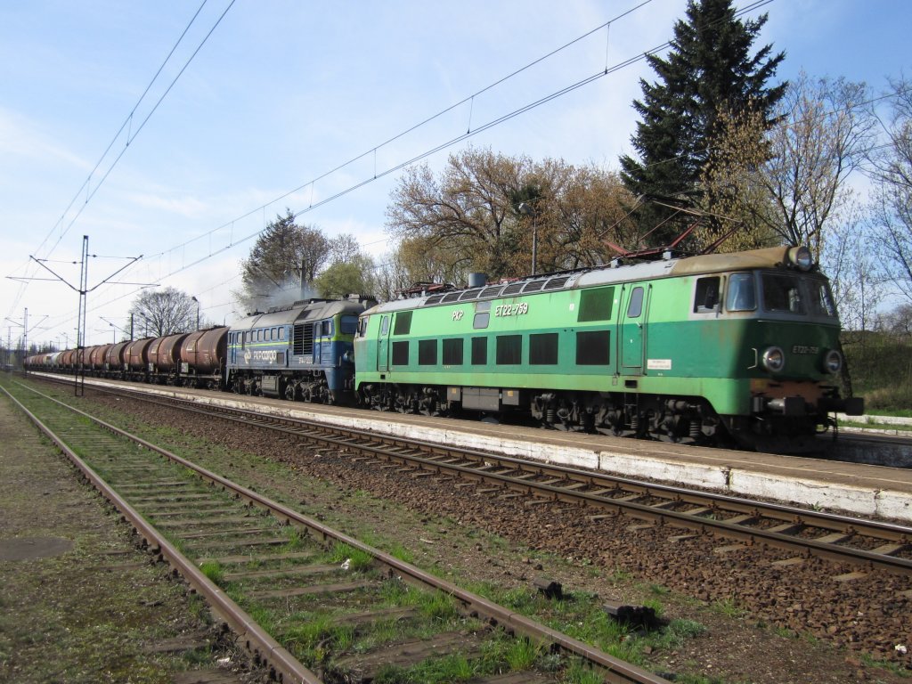 ET22-759 und ST44-1203 mit einem Kesselzug am 20.04.2010 bei Ausfahrt aus Bydgoszcz Wschd.