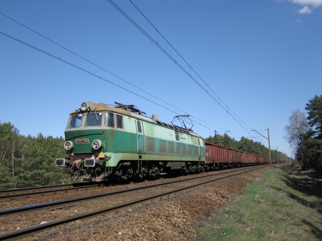 ET22-784 mit einem Gterzug am 20.04.2010 vor der Station Maksymilianowo.