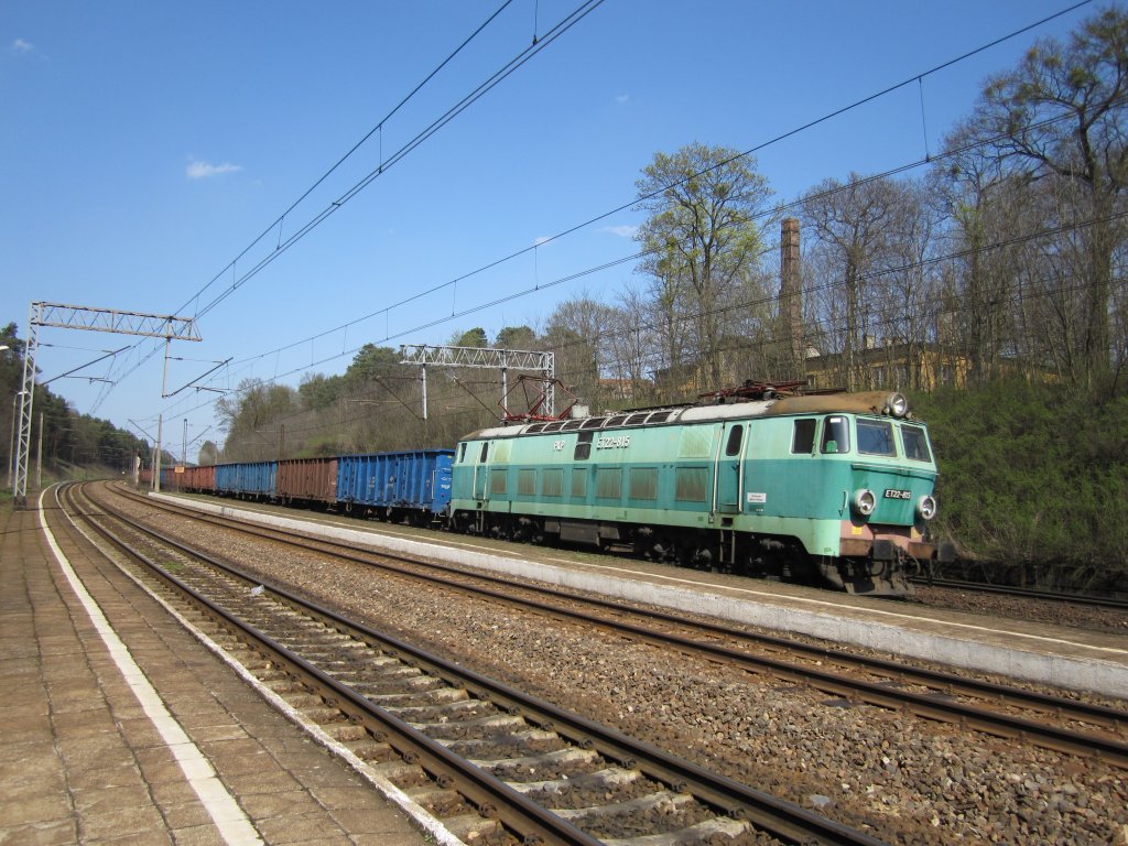 ET22-815 fhrt mit einem Gterzug am 18.04.2010 durch Bydgoszcz Rynkowo.