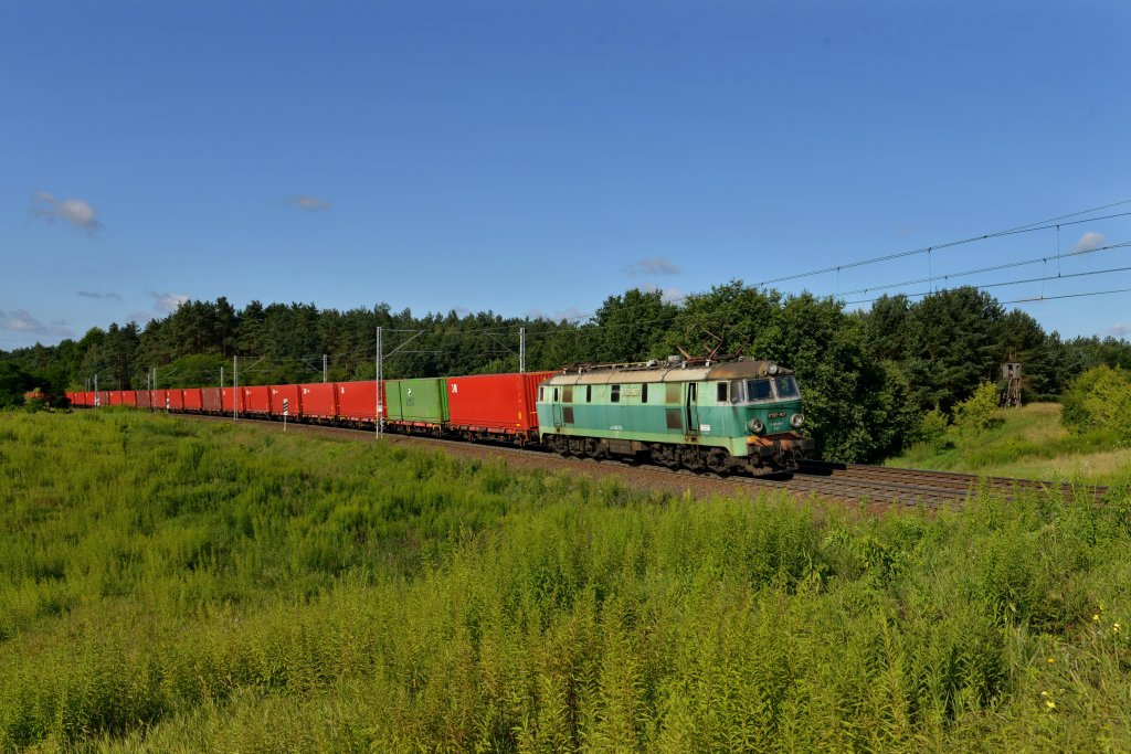 ET22-927 mit einem Containerzug am 21.07.2012 unterwegs bei Slubice.