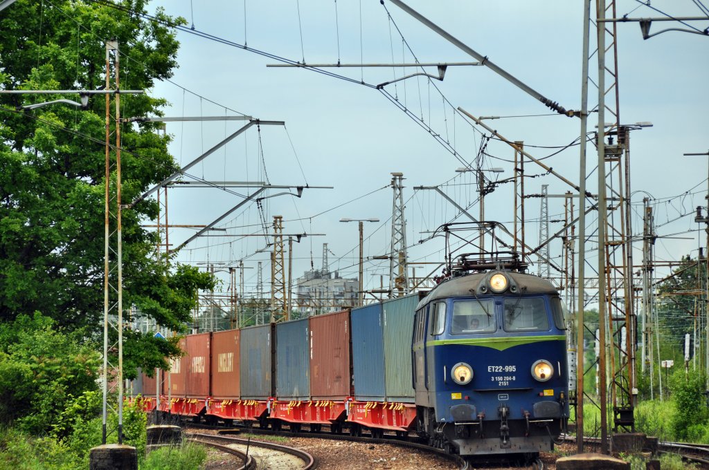 ET22 995 mit dem Tglichem Containerzug gen Sden in Katowice Ligota (29.05.2013)

