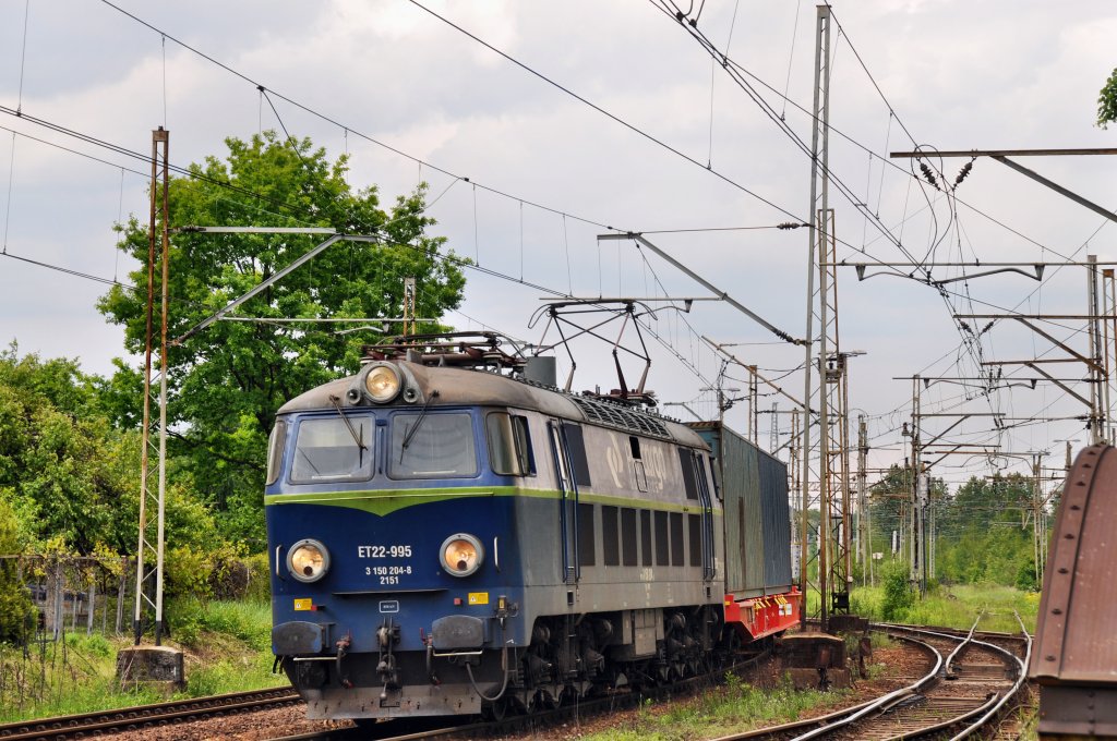 ET22 995 mit dem Tglichem Containerzug gen Sden in Katowice Ligota (29.05.2013)