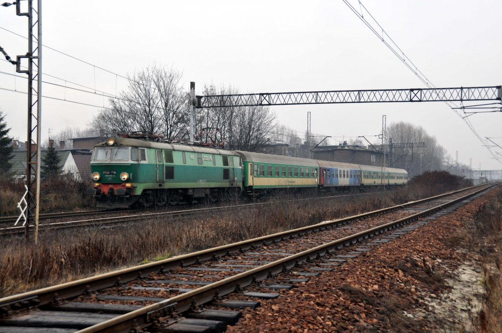 ET22 mit einem IC in Katowice (28.12.2011)