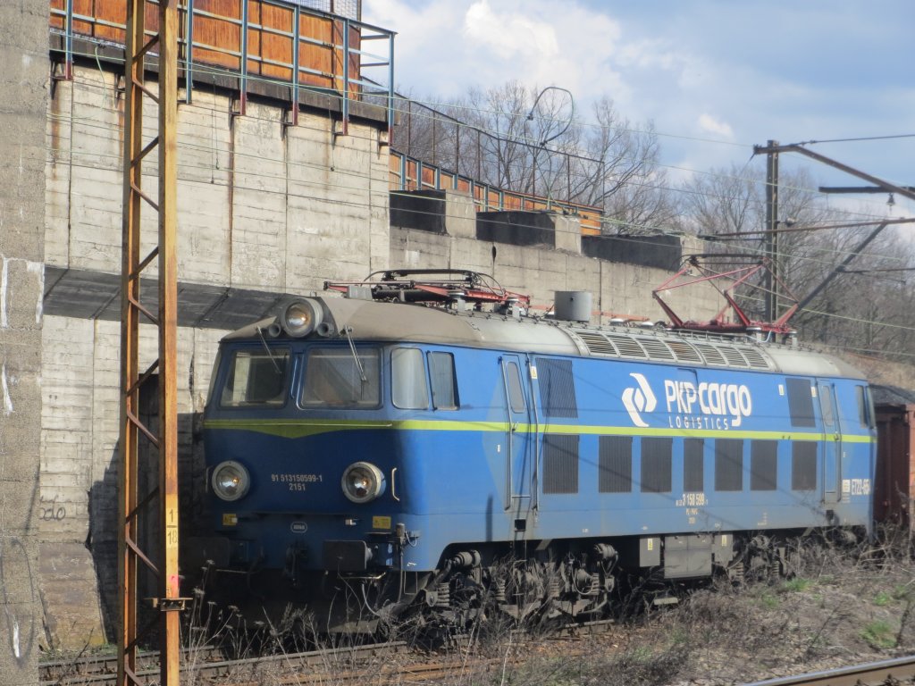 ET22 der PKP Cargo am 14.04.2013 in Kandrzin-Cosel (Kedzierzyn-Kozle) auf der Hauptstrecke Oppeln (Opole)-Gleiwitz (Gliwice). Hinter der Lok die Rampe zur Abzweigung der Nebenstrecke nach Neisse (Nysa) auf Hhe Zabinietz (Zabieniec)