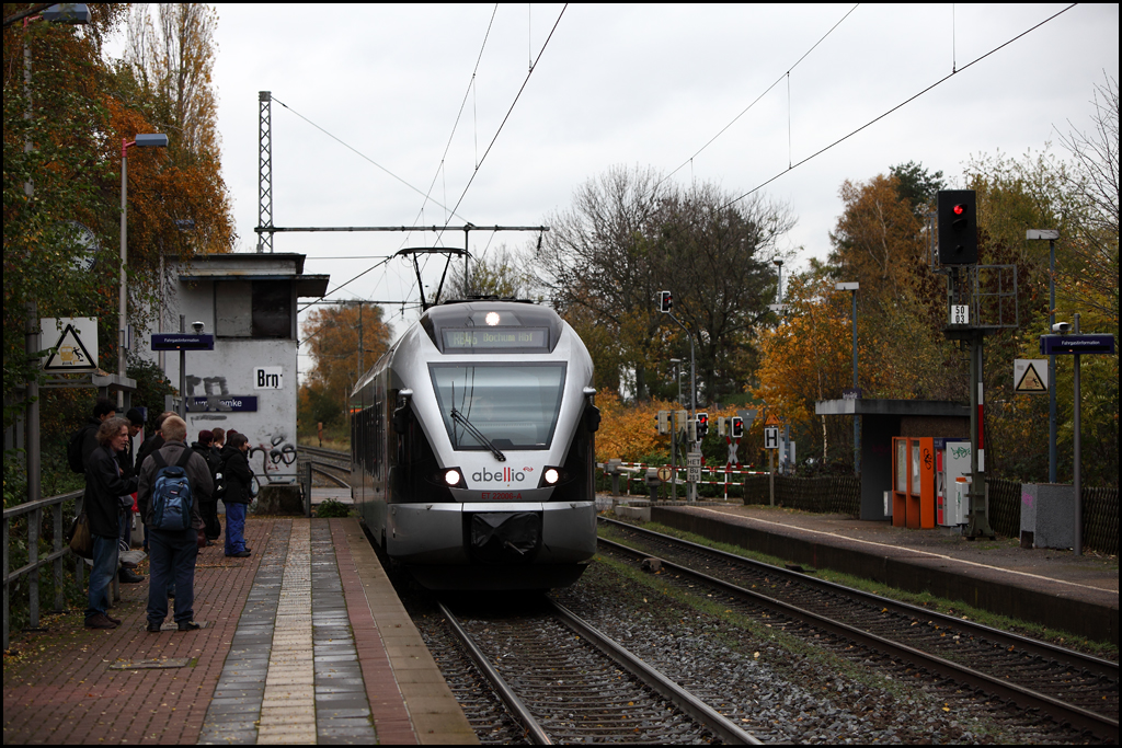 ET22006 erreicht auf dem Weg nach Bochum den Haltepunkt Bochum-Riemke. (04.11.2010)