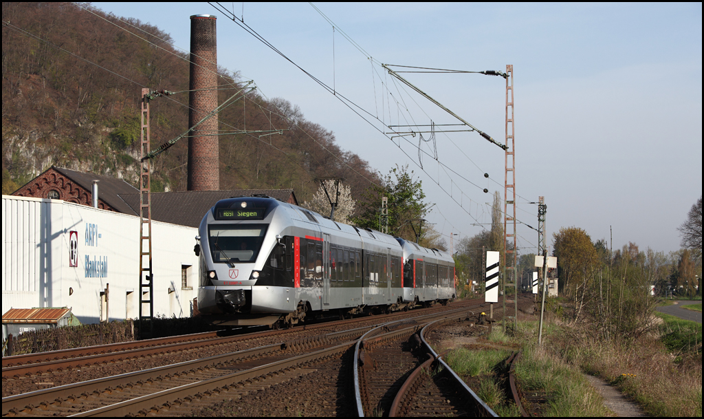 ET22007  ALTENA  und ET22003  KREUZTAL  ABR37918 (RB91  Ruhr-Sieg-Bahn , Hagen Hbf - Siegen, erreichen in wenigen Augenblicken Hohenlimburg. (24.04.2010)