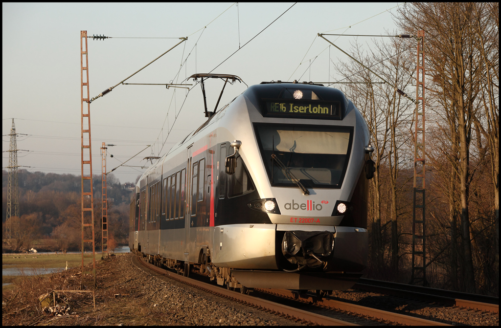 ET22007 und ET23004 sind als RE16  RUHR-Sieg-Express  von Essen Hbf nach Siegen/Iserlohn unterwegs. (28.01.2011)