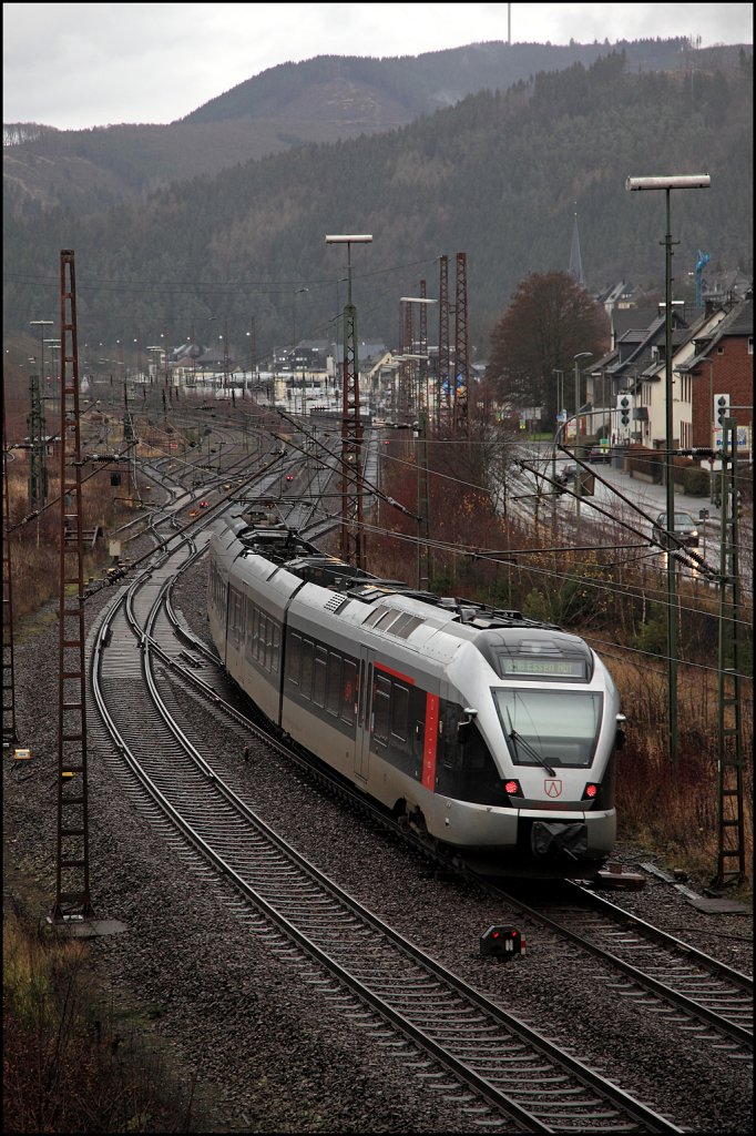 ET23003 erreicht als RE16  Ruhr-Sieg-Express , Siegen - Essen HBF, Altenhundem. Frher war links ein Bahnbetriebswerk mit zwei Drehscheiben und einem groen Rundschuppen. Heute hat Altenhundem an Bedeutung verloren und es werden nur noch Zge bis nach Welschen-Ennest nachgeschoben. (06.12.2009)

