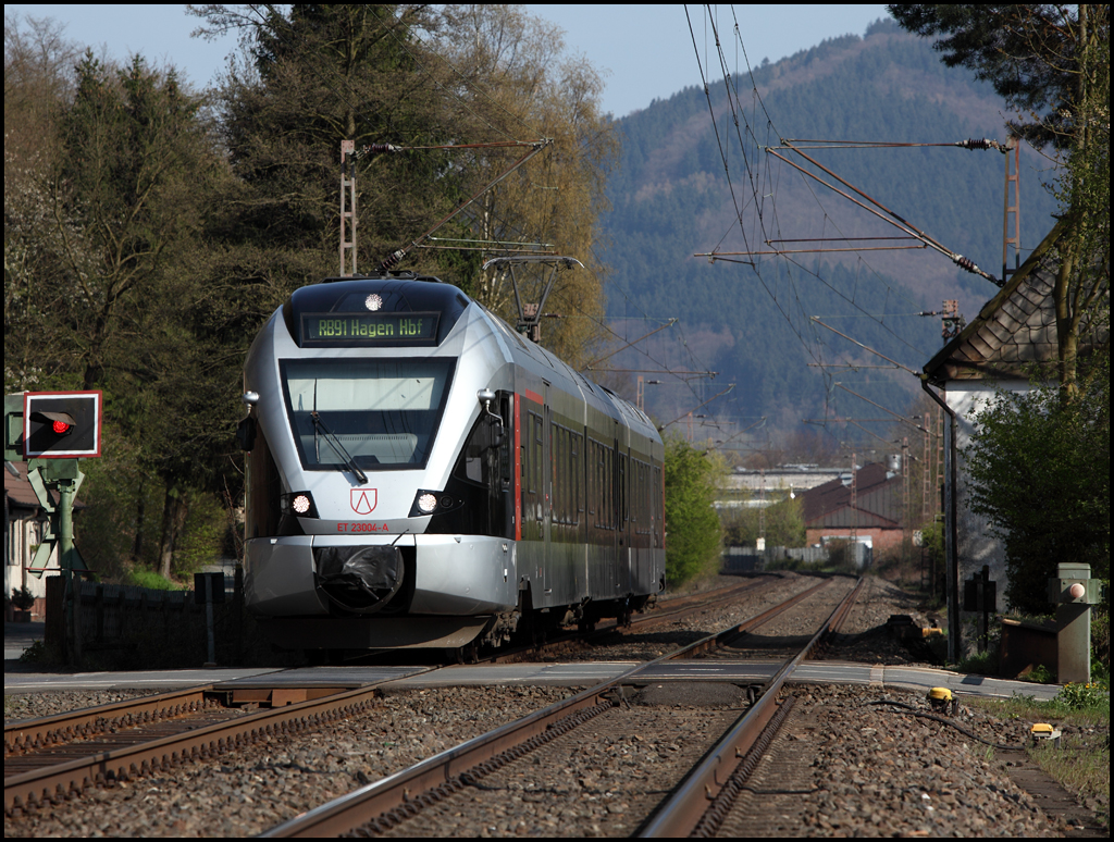 ET23004 ist als RB91  Ruhr-Sieg-Bahn  am 23.04.2010 bei Plettenberg nach Hagen Hbf unterwegs.