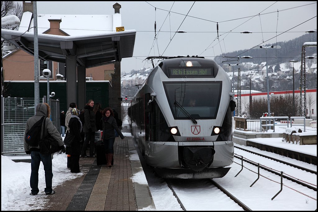 ET23004 und ein ET22xxx erreichen als RE16  Ruhr-Sieg-Express  den Bahnhof Plettenberg. Man beachte diesen wunderbaren  Wetterschutz ....
(03.01.2010)