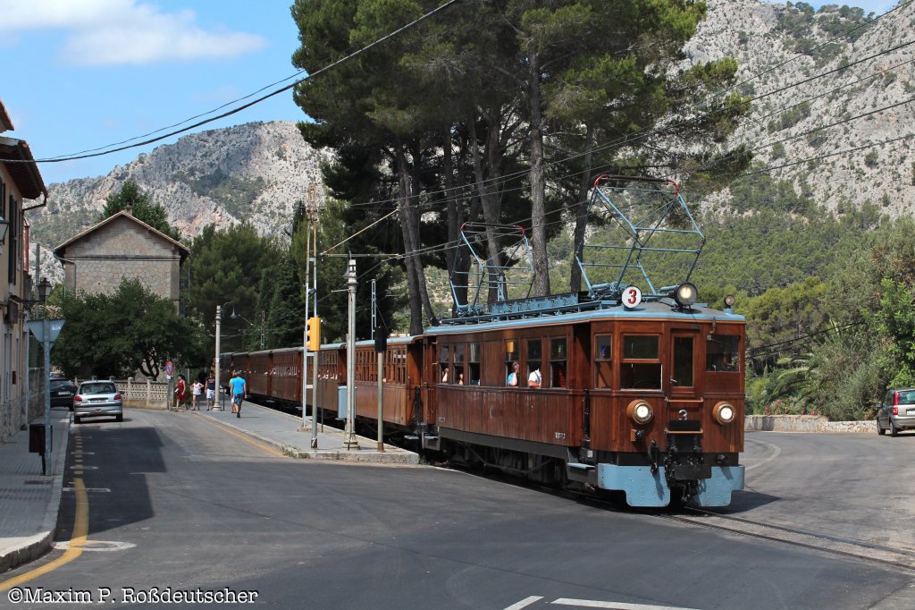 ET3 der Ferrocarril de Sller am 5.7.2012 mit dem  Tren de Sller  bei Bunyola( Mallorca ).