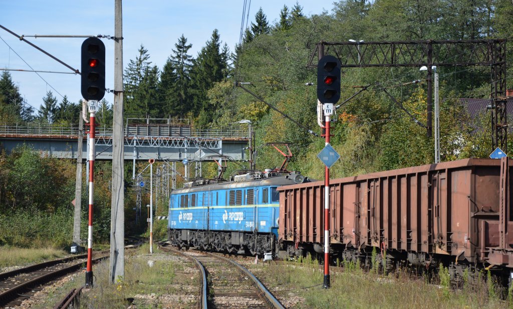 ET41-190 PKPCargo verlsst den Bahnhof Zwardoń in Richtung Slowakei. Die Staatsgrenze befindet sich vor die Bahnschilder in Hintergrund (die Brcke noch in Polen); 29.09.2012. 