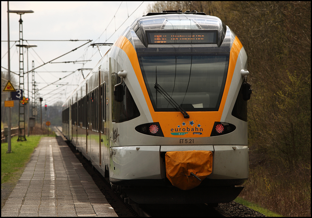 ET5.21 am Zugschluss verlsst den Bahnhof Ascheberg(Westf) in Richtung Dortmund. (10.04.2010)