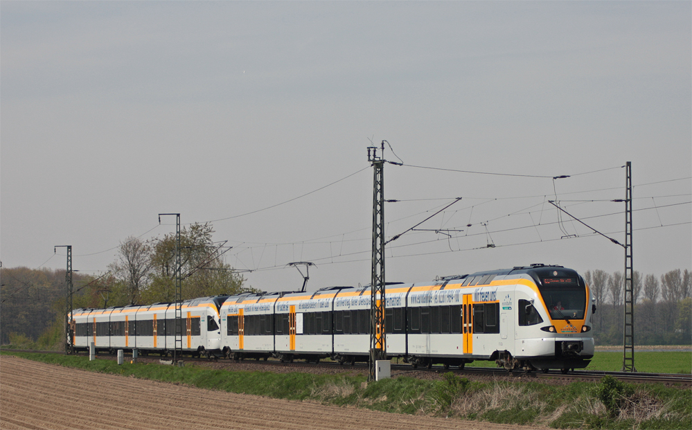 ET6.02 und ET7.11 der Eurobahn als ERB92347 (RE13 - Gra-Schnupper-Express) nach Hamm (Westf.) bei Km 14.1 in Breyell, 24.4.10
