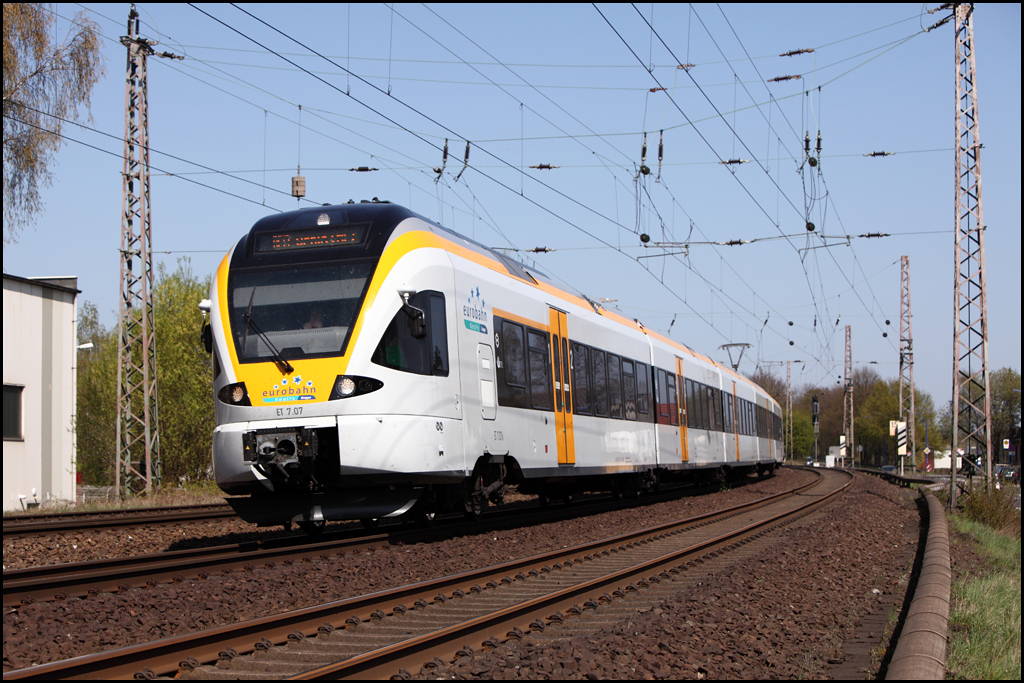 ET7.07 ist als ERB92348  Maas-Wupper-Express , Hamm(Westf) - Kaldenkirchen, unterwegs. (18.04.2010)