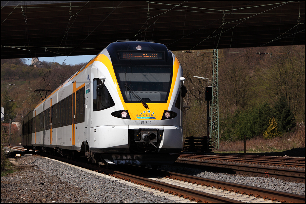 ET7.12 ist als ERB92337 (RE13  Maas-Wupper-Express ) von Kaledenkirchen nach Hamm(Westf) unterwegs und unterquert soeben die A1. (17.04.2010)
