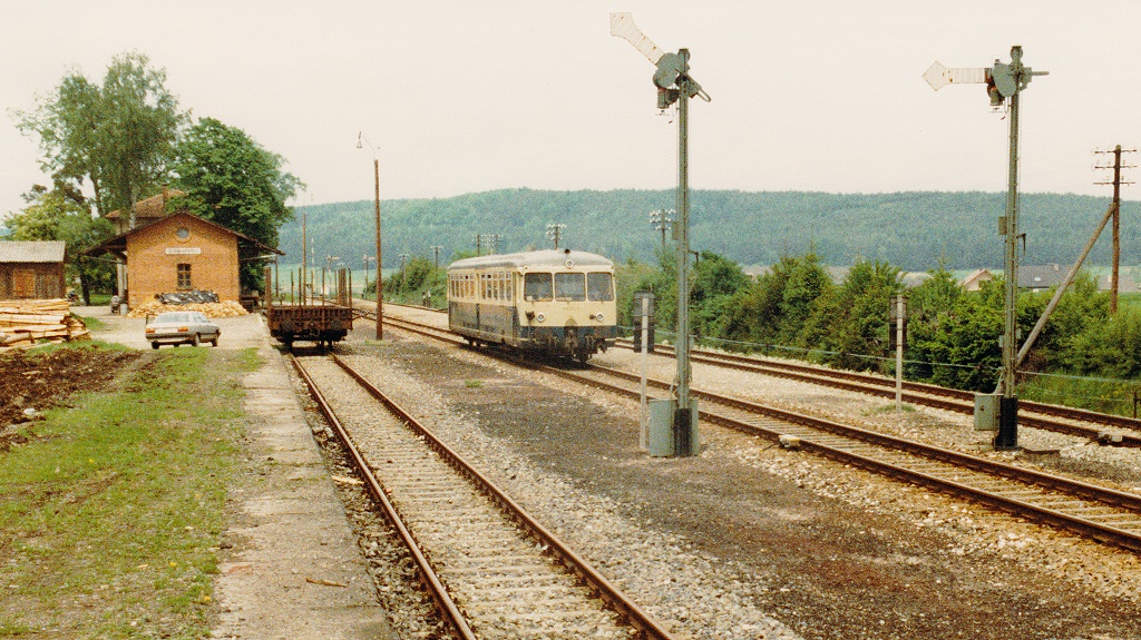 ETA fhrt im Mai 1985 aus Wilburgstetten nach Nrdlingen ab. Der Bahnhof war noch mit Personal besetzt und die Formsignale hatten noch die alten bayerischen Flgel. Wenige Wochen spter endete das leider zusammen mit der Einstellung des Personenverkehrs.