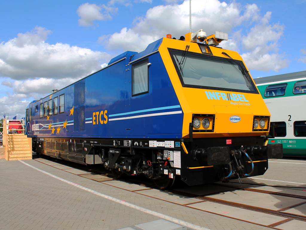 ETCS-Zug EM 202 von INFRABEL auf der InnoTrans 2012 am 23.09.2012 in Berlin. Der EM202 registriert und testet das europische Leitsystem vor und nach der betreffenden Installation, er hat Platz fr5 Personen im Fhrerstand, Lnge 20 m und kann eine Geschwindigkeit bis 120 km/h erreichen.