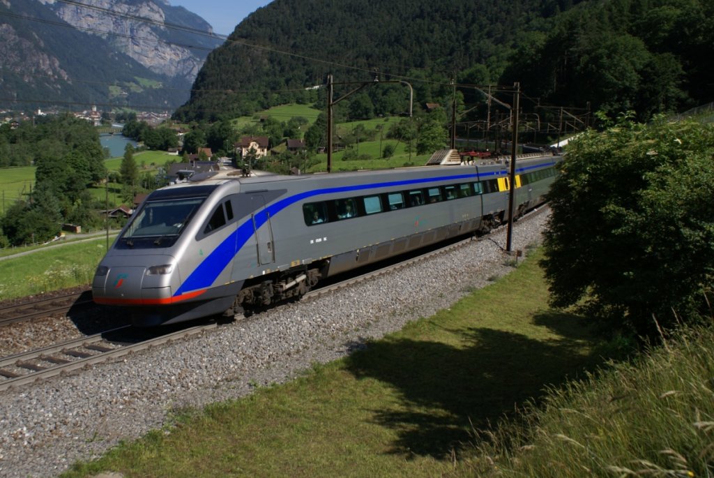 ETR 470 004 fhrt am 26.6.10 als EC 15 von Erstfeld Richtung Gotthard.