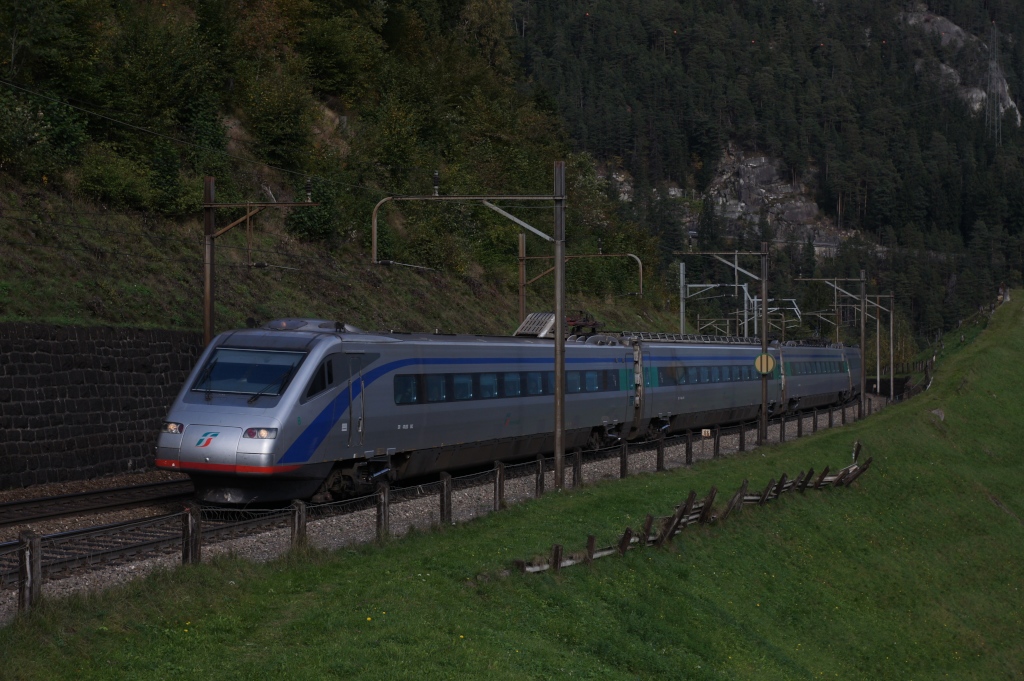 ETR 470 008 fhrt am 6.10.12 von Wassen Richtung Gschenen.