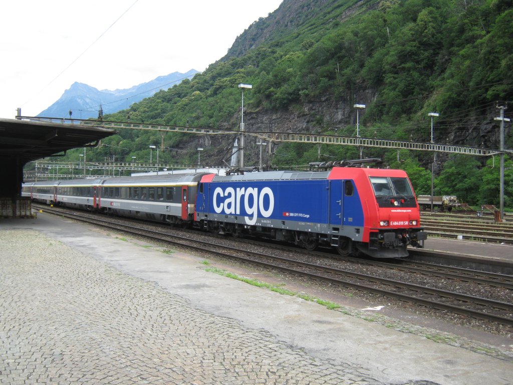 ETR 470 Ersatzverkehr am Gotthard: Im Bild Re 484 019 mit 11 teiligem Ersatz EC 15 in Biasca, 02.06.2011.