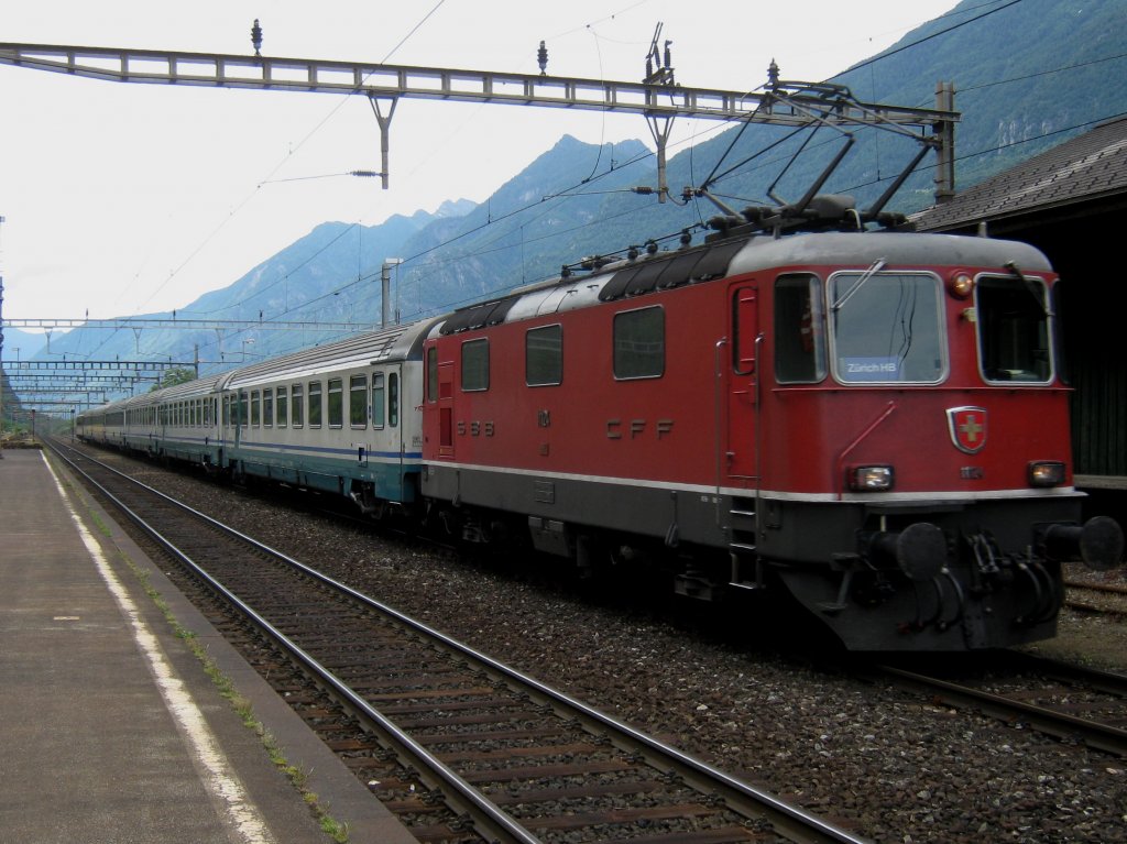 ETR 470 Ersatzverkehr am Gotthard: Im Bild Re 4/4 II 11124 mit 6 teiligem (davon 5 FS Wagen, 3 x 2. Klasse, einer davon im Eurostar Farbkleid, und 2 x 1. Klasse; und ein Bpm 51) Ersatz EC 14 in Biasca, 02.06.2011.